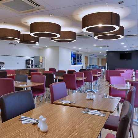 Travelodge Edinburgh Airport Ресторант снимка