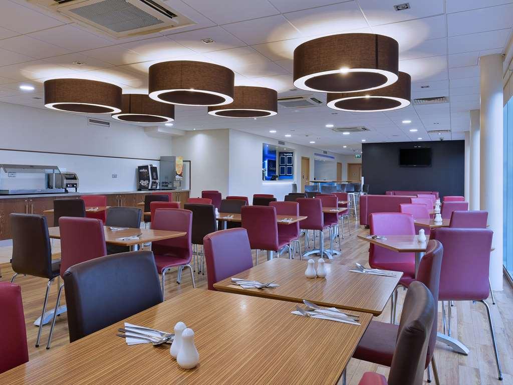 Travelodge Edinburgh Airport Ресторант снимка